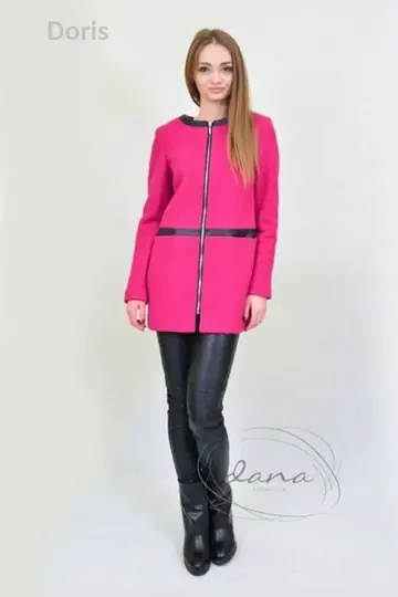Modell roosas mantlis